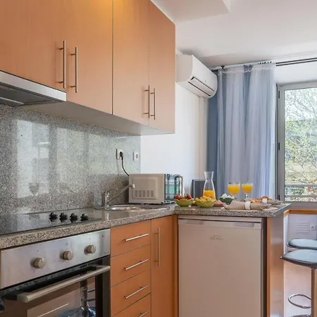 Host Wise - Bright Quiet Flats - Prime Location Daire