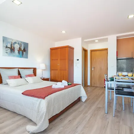 Host Wise - Bright Quiet Flats - Prime Location Daire *