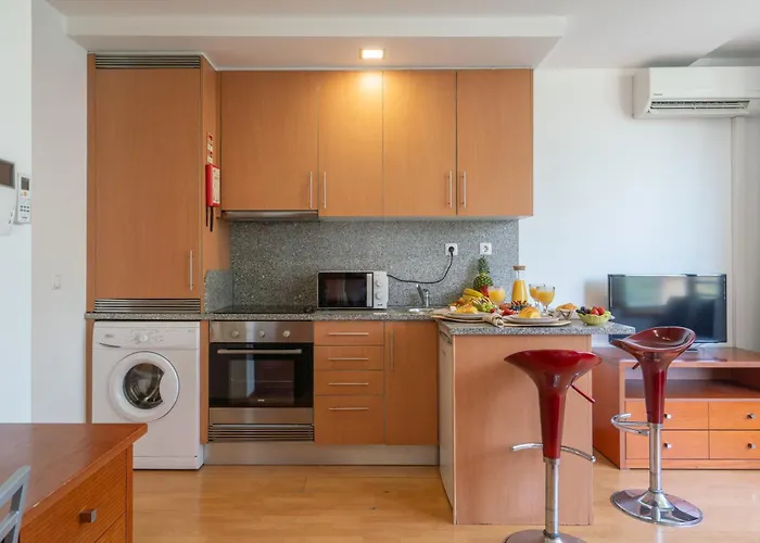 Host Wise - Bright Quiet Flats - Prime Location *