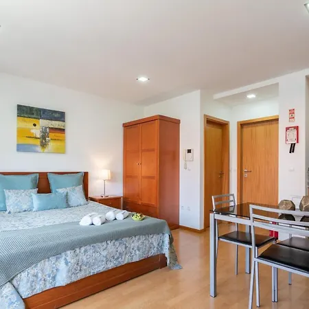 Host Wise - Bright Quiet Flats - Prime Location Apartment *