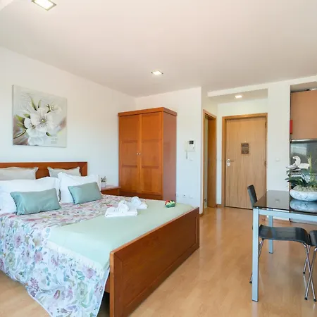 Host Wise - Bright Quiet Flats - Prime Location * Porto