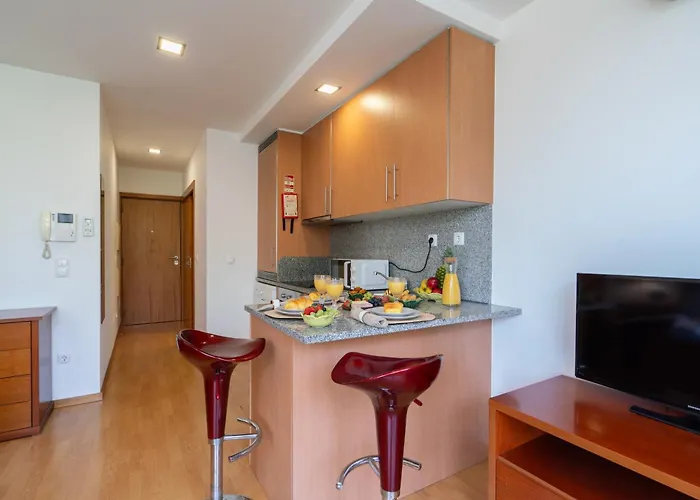 Host Wise - Bright Quiet Flats - Prime Location *