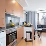 Host Wise - Bright Quiet Flats - Prime Location